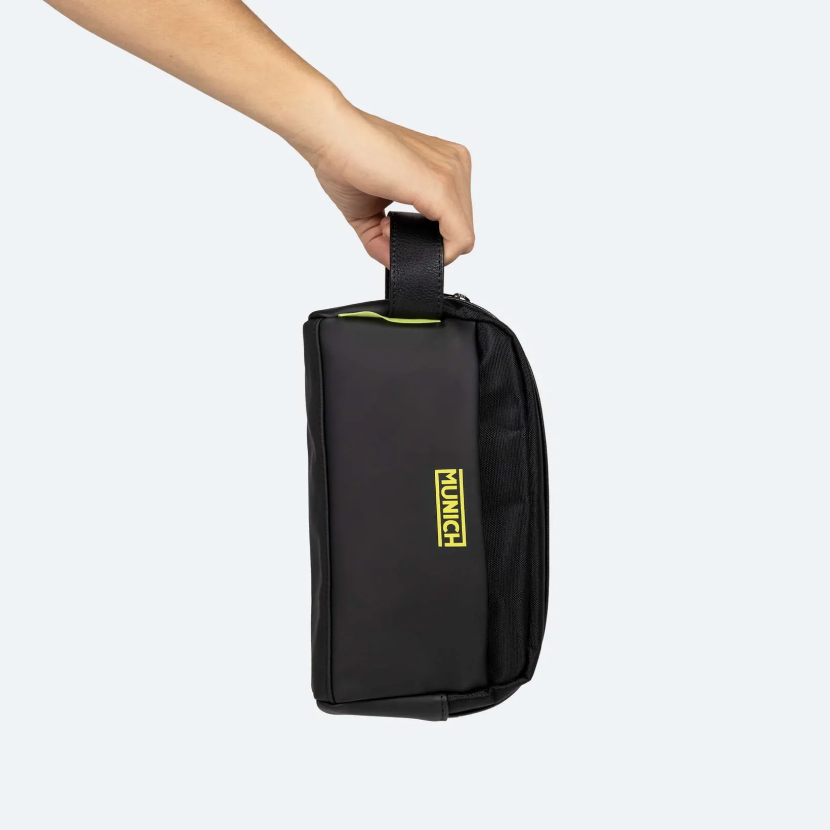 JUNGLE TOILETRY BLACK