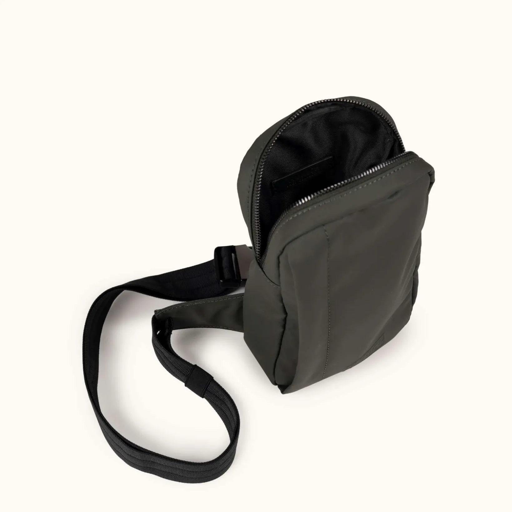 PEAK RECYCLED FW25 CROSSBODY BACKPACK C/KHAKI