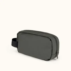 PEAK RECYCLED FW25 TOILETRY C/KHAKI