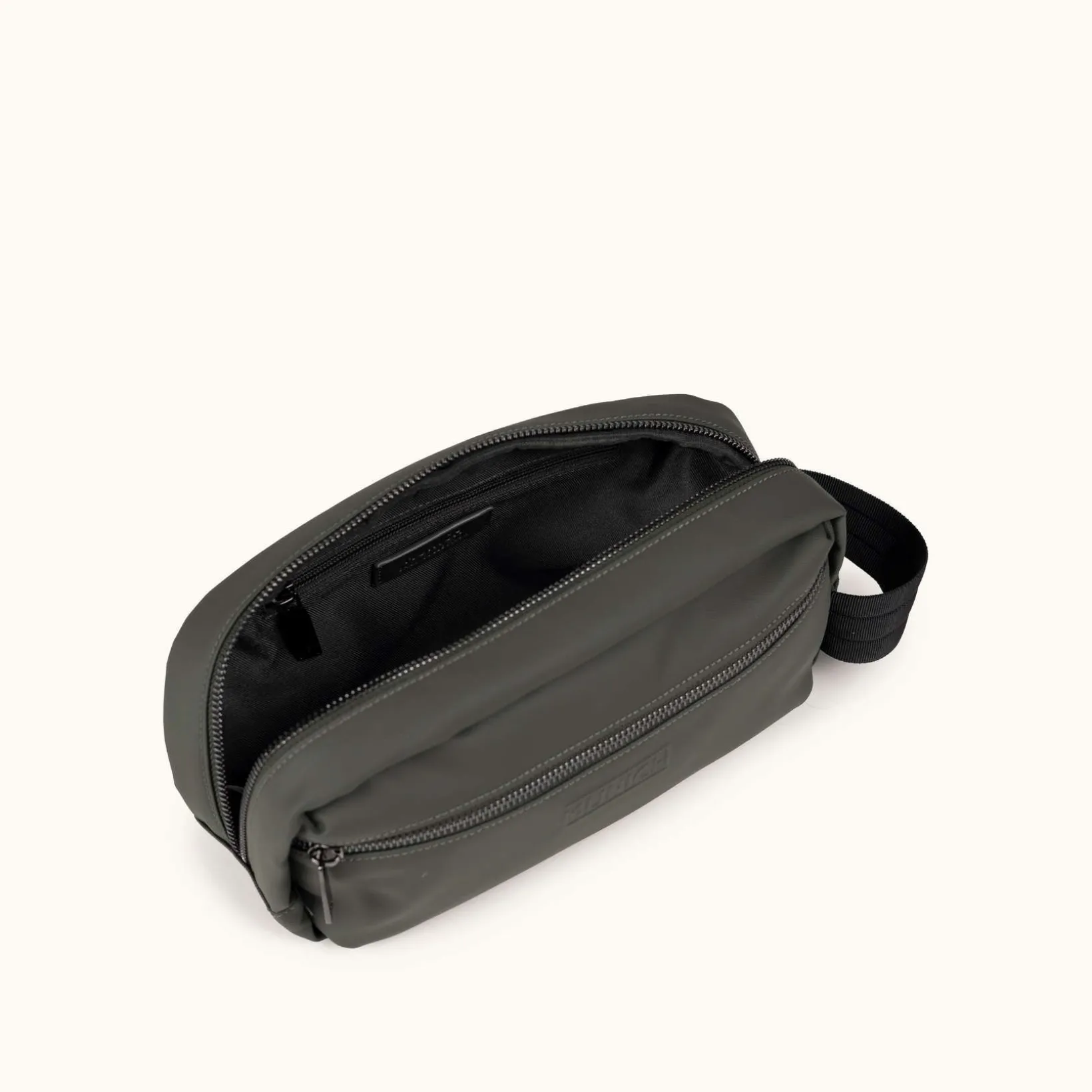 PEAK RECYCLED FW25 TOILETRY C/KHAKI