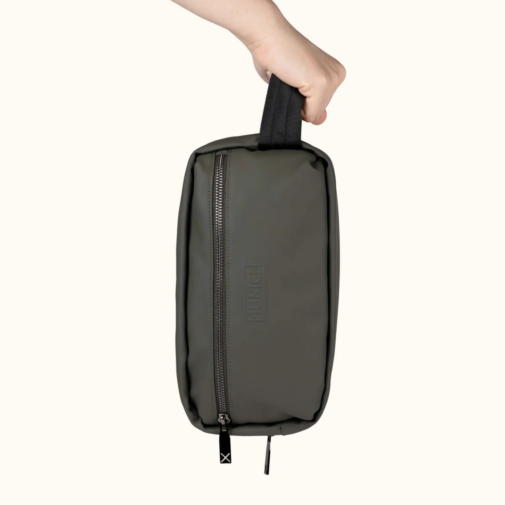 PEAK RECYCLED FW25 TOILETRY C/KHAKI